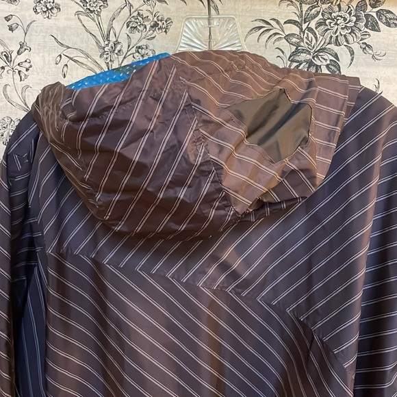 Mens Volcom windbreaker - Picture 6 of 6